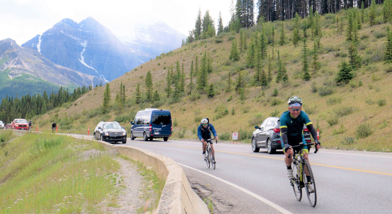 2 cyclists on a mountain road